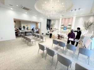 お通夜（通夜式）と葬儀（告別式）の違いとは？のサムネイル
